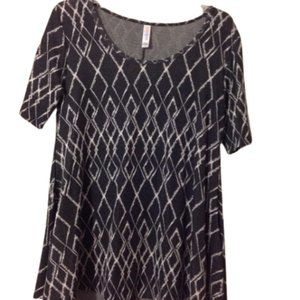 Lularoe black and white diamond pattern perfect tee size s